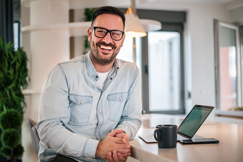 Homem avaliando as vantagens de investir em franquias.