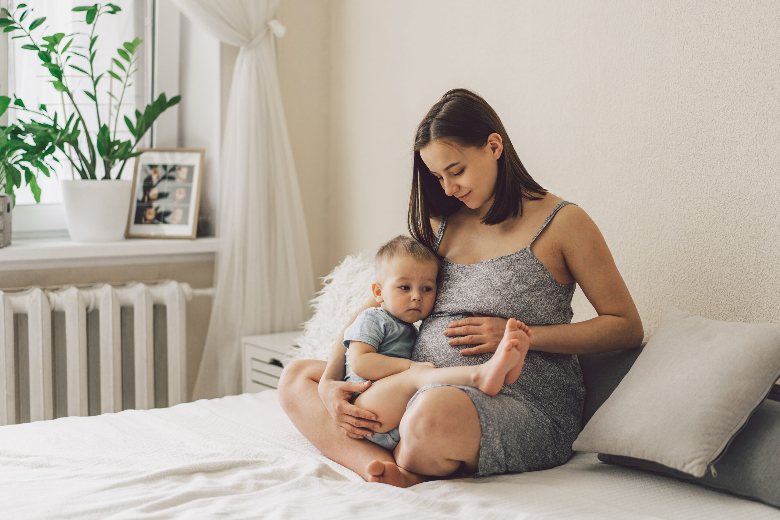 Um olhar sincero sobre a maternidade real
Quando pensamos em maternidade, é comum virem à mente cenas de afeto, conexão e alegria — e elas existem, sim, em abundância. 
Mas há uma outra face, menos romantizada, que precisa ser dita em voz alta: a da sobrecarga emocional, do cansaço acumulado, das renúncias diárias.
A maternidade real é feita de noites mal dormidas, refeições interrompidas, pensamentos acelerados e uma lista mental que nunca termina. 
E, por trás do “tá tudo bem” que tantas mães respondem automaticamente, existe um peso que muitas vezes passa despercebido.
Uma pesquisa da Revista Crescer revelou que mais de 72% das mães brasileiras afirmam sentir níveis elevados de estresse mental e emocional. Ainda assim, poucas falam sobre isso. E quando falam, sentem-se culpadas.
A culpa materna e o mito da supermulher
Vivemos em uma sociedade que ainda cultua a figura da “mãe perfeita”: aquela que cuida da casa, trabalha, é presente com os filhos, está sempre disponível — e tudo isso com um sorriso no rosto. 
Mas o que ninguém diz é o custo emocional de tentar atender a todas essas expectativas.
E quando essa pressão encontra a exaustão, nasce a culpa.
 Culpa por estar cansada.
 Por não brincar o suficiente.
 Por desejar um momento de silêncio.
 Por querer ser apenas mulher, e não só mãe.
Essa culpa silenciosa aprisiona e muitas vezes afasta as mulheres de algo essencial: o autocuidado. 
E é justamente sobre isso que vamos falar — não para adicionar mais uma cobrança à sua lista, mas para te lembrar que se cuidar não é egoísmo. É sobrevivência. É amor-próprio.

Autocuidado não é luxo, é uma necessidade física e emocional
Autocuidado não é sobre egoísmo, nem vaidade. É sobre escutar o corpo, acolher as emoções e entender que ser mãe não anula a mulher que existe em você.

Segundo a Organização Mundial da Saúde (OMS), o risco de depressão pós-parto pode afetar até 25% das mulheres. 
Esse número revela uma realidade urgente: quando a saúde emocional é negligenciada, as consequências aparecem de forma silenciosa — e profunda.
Alterações hormonais, queda de cabelo, insônia, irritabilidade, dores no corpo e baixa autoestima são sinais claros de que algo precisa de atenção. 
E quando o autocuidado é deixado de lado por muito tempo, o impacto vai além da saúde física e mental — ele afeta a forma como a mulher se vê, como se relaciona com o parceiro, com os filhos e até com o mundo ao seu redor.
Uma mãe que se cuida, transforma o ambiente ao seu redor
O autocuidado é um gesto de coragem — e também de amor. Quando uma mãe se permite parar, respirar e voltar a si mesma, ela recarrega mais do que energia: ela se reconecta com sua identidade, com seus desejos e com o prazer de estar presente, de verdade.
E isso muda tudo.
Uma mãe que se cuida está mais centrada emocionalmente, mais equilibrada nas decisões, e mais aberta para se conectar com os filhos de forma leve e afetuosa.
 Ela ensina, com atitudes, que se amar é essencial — e que ninguém precisa se anular para amar o outro.
Esse cuidado reflete diretamente na criação dos filhos, na qualidade das relações familiares, na vida pessoal e social e, principalmente, na autoestima. Quando a mulher volta a se enxergar com carinho e respeito, ela se torna uma versão mais segura, confiante e feliz de si mesma.
Autocuidar-se é, no fundo, um ato revolucionário. Porque mães que se cuidam, além de cuidarem melhor dos outros, vivem melhor consigo mesmas.
