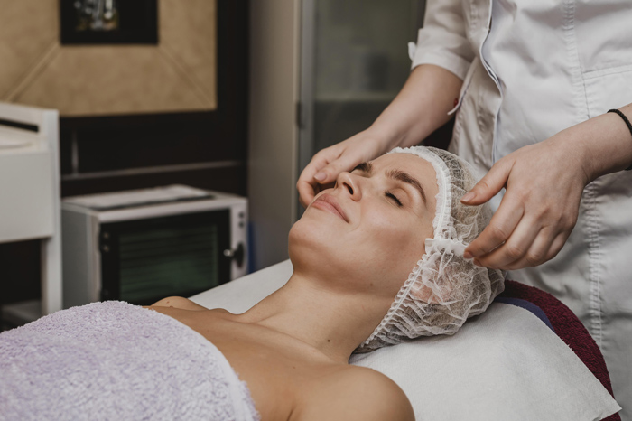 Procedimento de ultrassom microfocado sendo realizado por profissional.