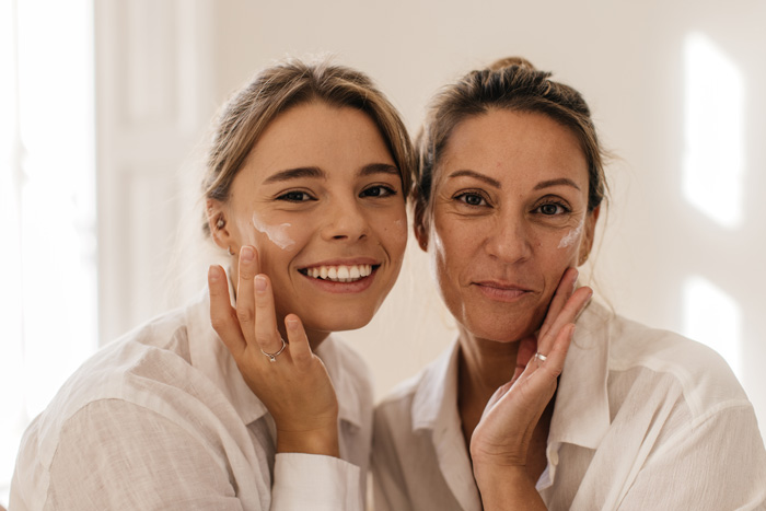 Mãe e filha após realizar bioestimulador, fazendo skincare juntas.