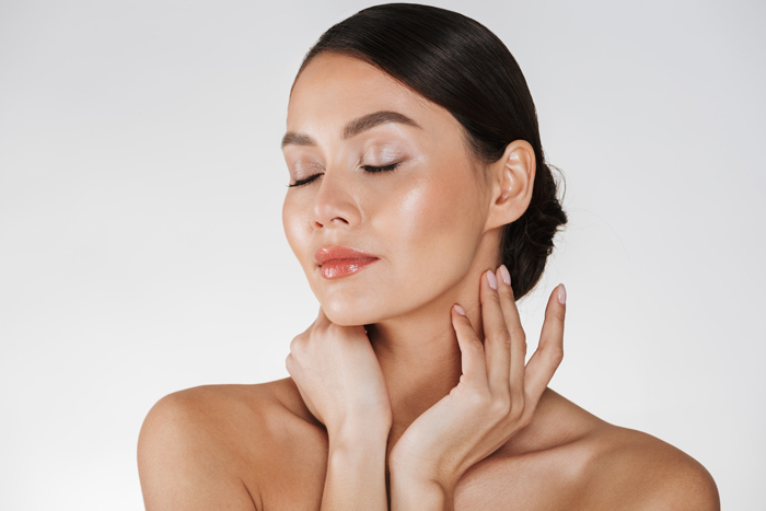 Mulher apreciando os resultados do ultrassom microfocado.