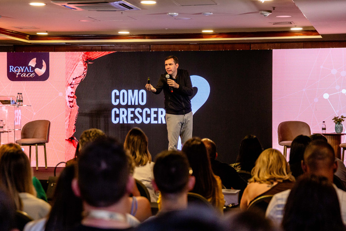 João Branco apresenta tema sobre a importância de colocar o cliente em primeiro lugar e humanização.