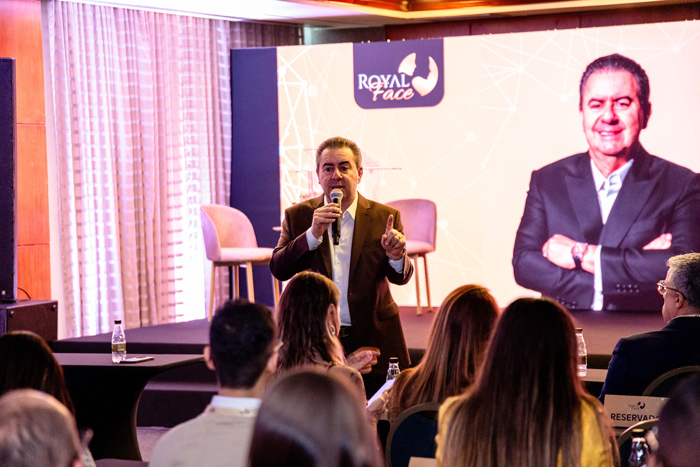 José Carlos Semenzato no palco falando sobre oportunidades no franchising de estética.