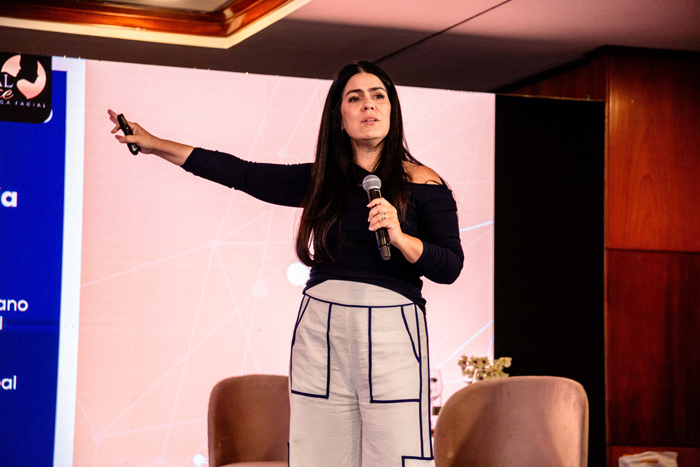 Palestra de Lyana Bittencourt sobre gestão inteligente e expansão de negócios apresentada na 4ª Convenção Nacional de Franqueados Royal Face.