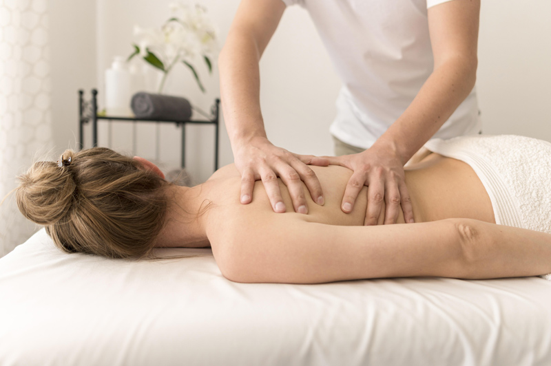 Massagem relaxante, que aumenta autoestima e amor-próprio.