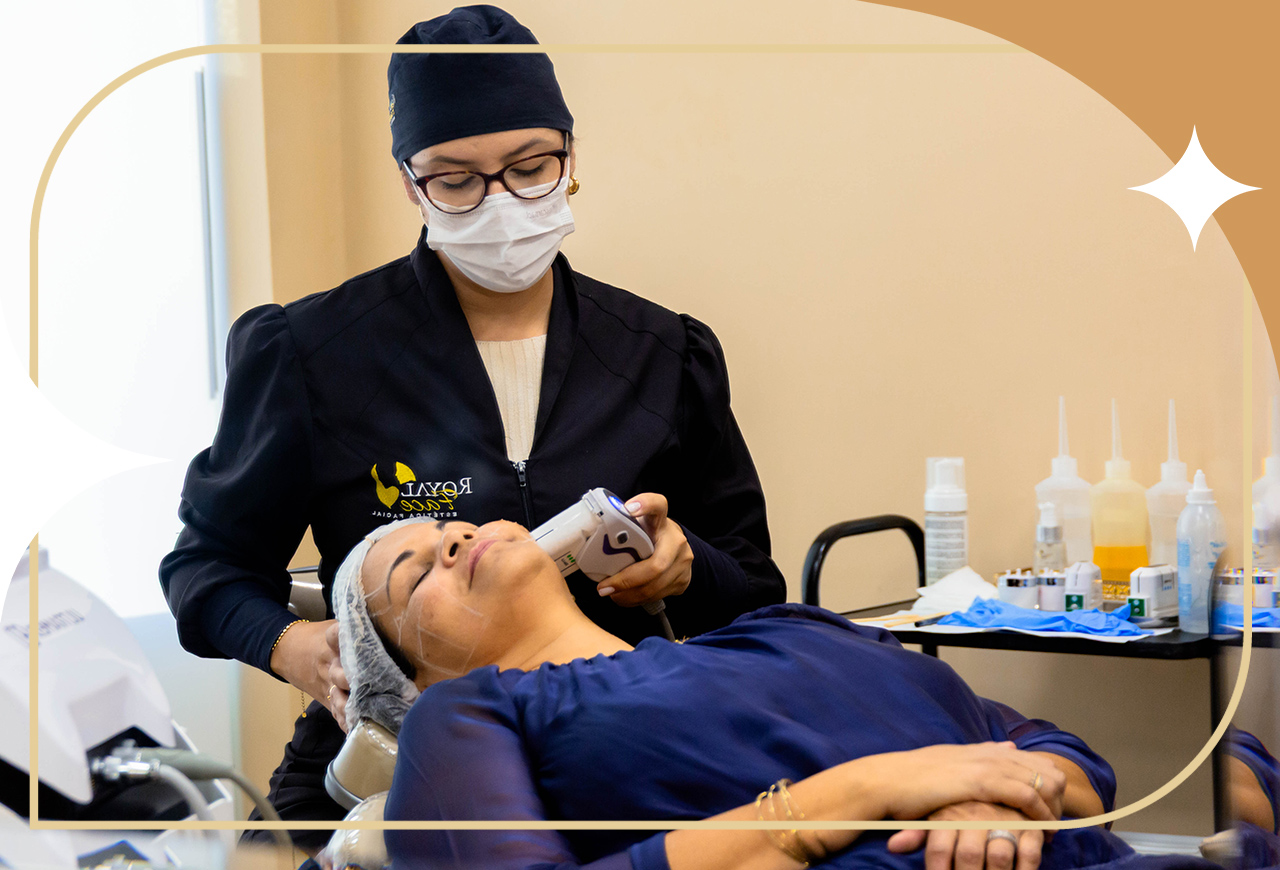 Profissional realizando procedimento minimamente invasivo em paciente da estética