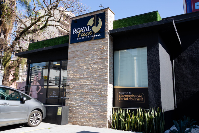 Fachada da unidade de franquia da Royal Face, maior rede de clínicas estéticas do Brasil.