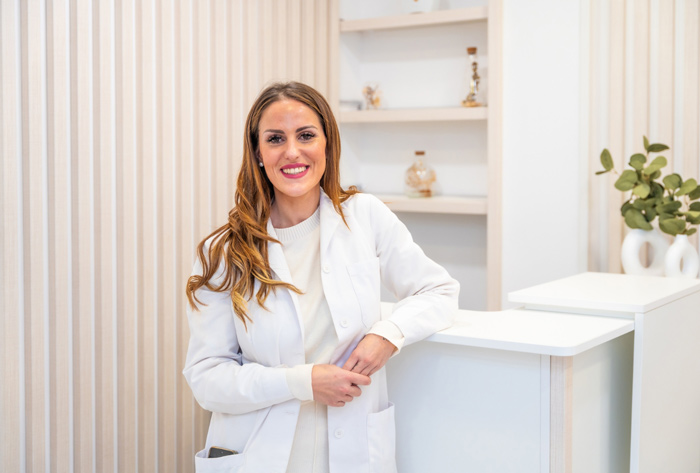Empreendedora no setor da estética em clínica, uniformizada.