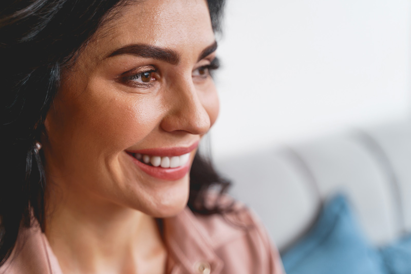 Mulher sorrindo mostrando expressões faciais naturais após aplicação de botox.