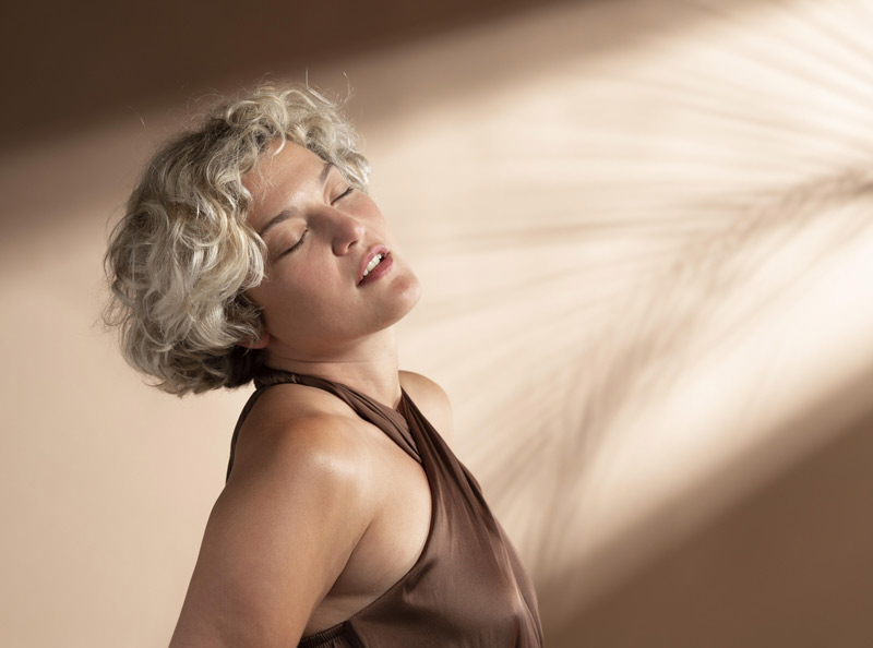 Mulher de beleza radiante com procedimentos de estética regenerativa, mantendo sua beleza.