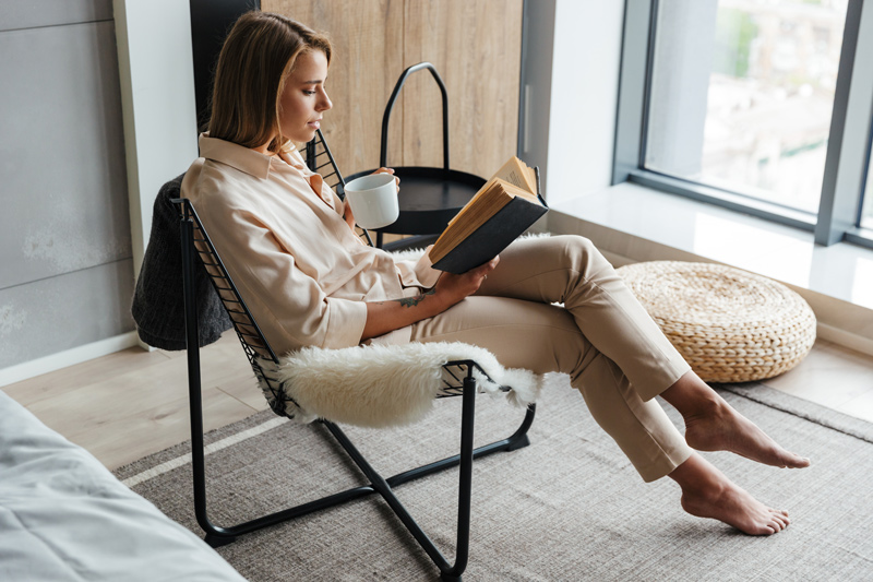 Mulher relaxando após conquistar liberdade financeira
