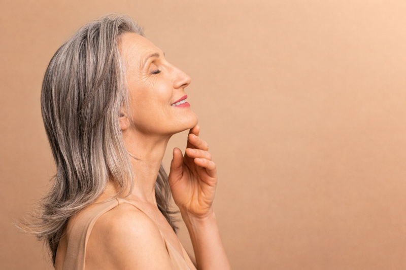 Mulher com pele bonita após fazer botox aos 65 anos.
