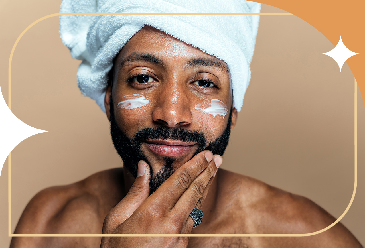 Homem utilizando produtos para limpeza de pele masculina em casa após rotina de skincare.