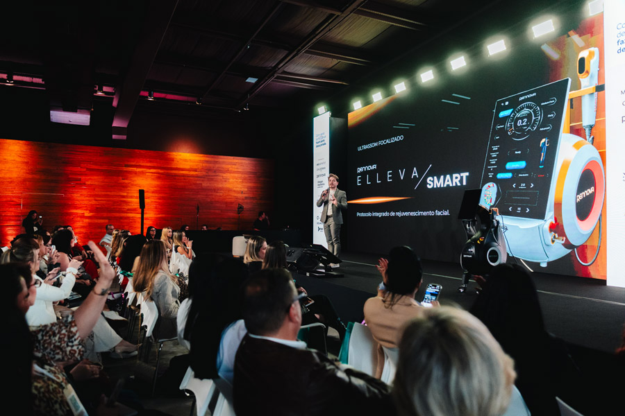 Inovações de mercado sendo apresentadas a franqueados Royal Face durante evento da rede.