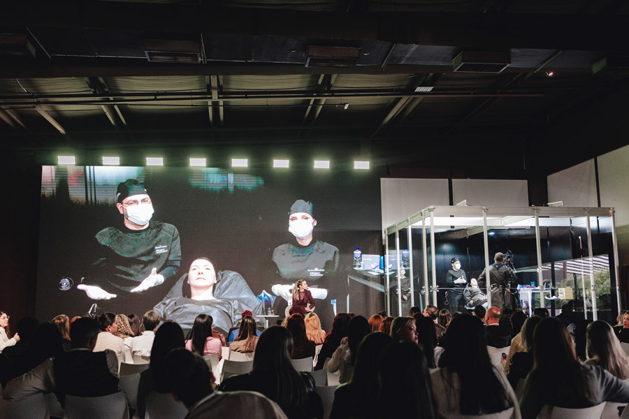 Procedimento estético sendo realizado ao vivo para dezenas de franqueados Royal Face em evento para capacitação e atualização dos profissionais