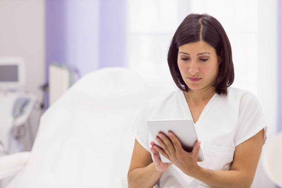 Responsável Técnica de clínica estética analisando o recebimento de insumos para garantir qualidade e segurança aos pacientes.